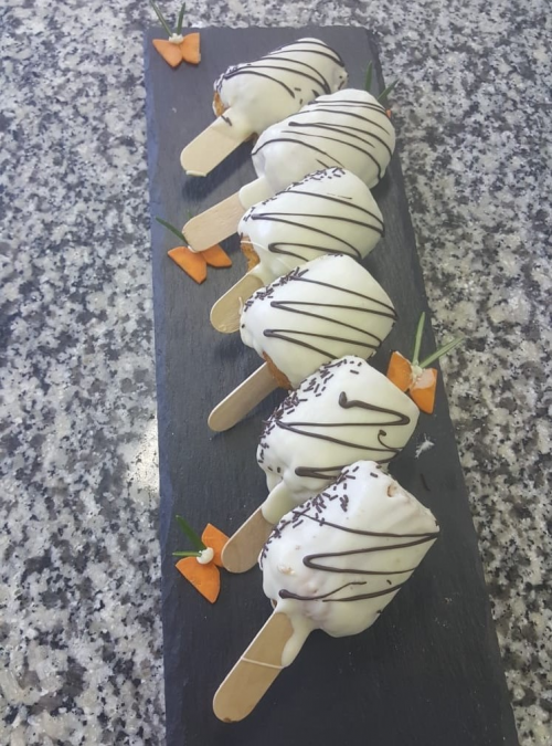 Stecco alle carote con glassa di cioccolato bianco