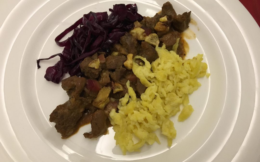 Gulash di cinghiale, castagne e spatzle