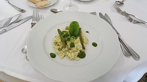 Risotto all’aglio orsino e asparagi con ricotta