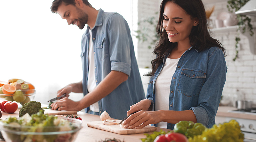 Alimentazione in ottica di genere: perché uomini e donne non mangiano (e non dovrebbero mangiare) allo stesso modo
