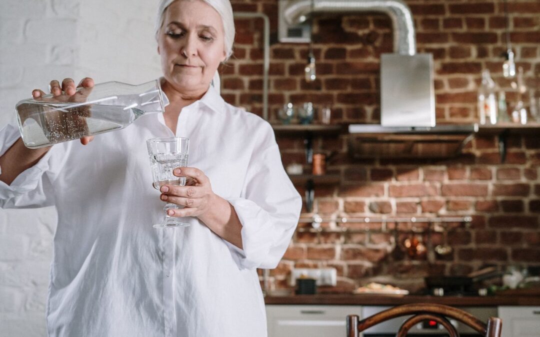 Idratazione e invecchiamento: l’importanza della corretta idratazione negli anziani